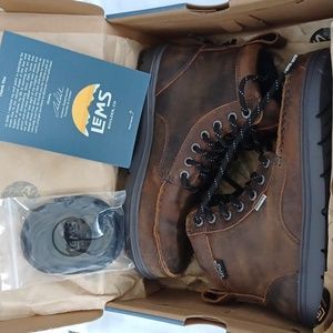 Women's Waterproof Boulder Boot Size 8